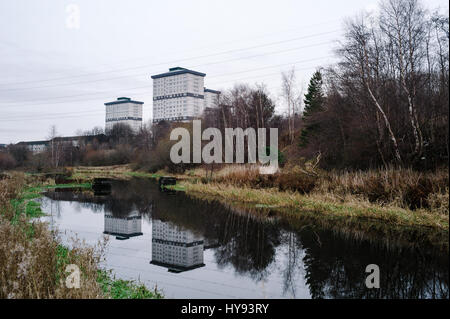 Hohen Wohnungen von Forth & Clyde Canal in Wester Common Road, Glasgow, Schottland. Stockfoto