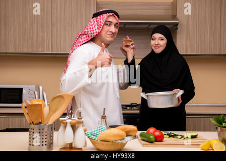 Junge arabische Familie in der Küche Stockfoto