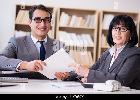 Business-Paare, die Diskussion im Büro haben Stockfoto