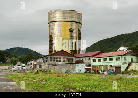 Moderne mehrstöckige Businesscenter unter alten verfallenen Gebäuden in Petropawlowsk-Kamtschatski. Stockfoto