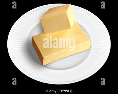 Frischer Butter serviert auf einem weißen Teller, isoliert gegen einen schwarzen Hintergrund. Stockfoto