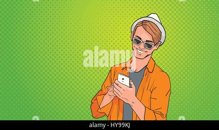 Junger Mann mit Handy Smart Phone Vernetzung Online über Pop-Art bunten Retro-Stil Hintergrund Stock Vektor