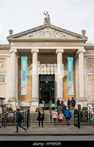 Die Ziergiebeln Fassade des Ashmolean Museum, Oxford, England, Vereinigtes Königreich. Stockfoto