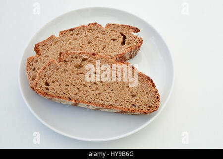 Nahaufnahme von zwei Scheiben Vollkorn Landbrot Stockfoto