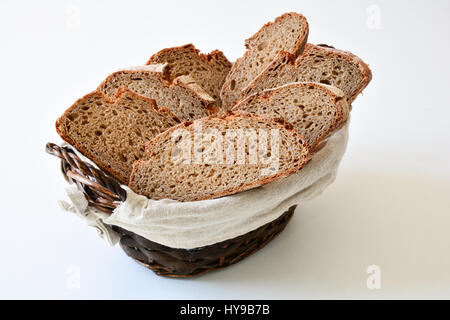 Nahaufnahme eines Korbs von geschnittenen Vollkorn Landbrot Stockfoto