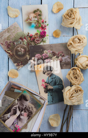 Erster Weltkrieg-Postkarten-Collagen und getrockneten Rosen Stockfoto