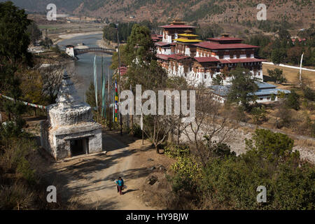 Tibetischen Stil Stupa über den Mo Chhu Fluss von Punakha Dzong.  Punakha, Bhutan. Stockfoto