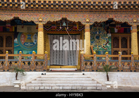 Reich verzierte Architekturdetail des buddhistischen Tempels in der Punakha Dzong.  Punakha, Bhutan. Stockfoto