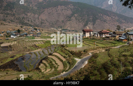 Das Dorf Sopsokha im Punakha-Wangdue Tal in Bhutan. Stockfoto