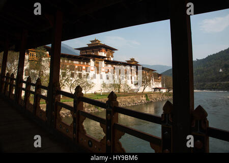 Punakha Dzong von der überdachten Brücke über den Mo Chhu Fluss.  Punakha, Bhutan. Stockfoto