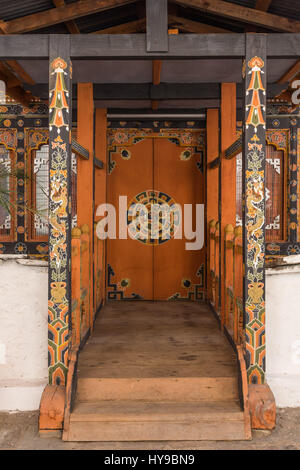 Architektonisches Detail buddhistischer Kunst an einer Tür in der Punakha Dzong.  Punakha, Bhutan. Stockfoto