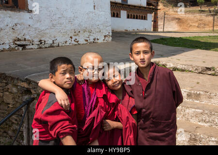 Vier junge Novizen im Talo buddhistischen Kloster posieren für ihr Bild.  Talo, Bhutan. Stockfoto