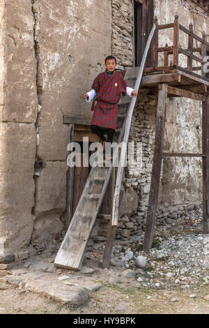 Traditionelle bhutanische Bauernhäuser sind voll Schlamm, mit sehr dicken Mauern gebaut.  Das Erdgeschoss diente als Scheune, mit der Familie leben in den oben Stockfoto