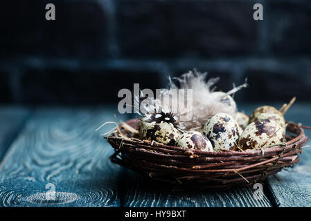 Wachteleier im Nest und auf einem Tisch Stockfoto