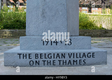 Inschrift auf einem Gedenkstein für den ersten Weltkrieg belgischen Flüchtlinge, die in East Twickenham, Südwesten von London, England angesiedelt Stockfoto