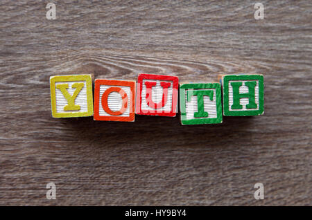 Holz-Block-Buchstaben bilden das Wort Jugend Stockfoto