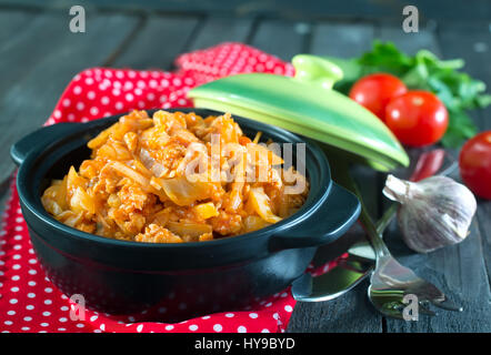 Gebratener Kohl mit Fleisch und Tomatensauce Stockfoto