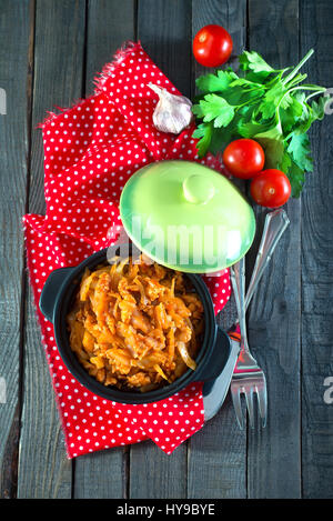 Gebratener Kohl mit Fleisch und Tomatensauce Stockfoto