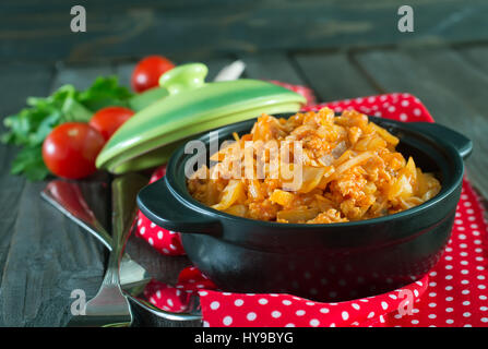 Gebratener Kohl mit Fleisch und Tomatensauce Stockfoto