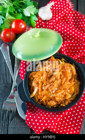 Gebratener Kohl mit Fleisch und Tomatensauce Stockfoto