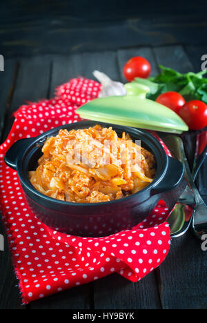 Gebratener Kohl mit Fleisch und Tomatensauce Stockfoto