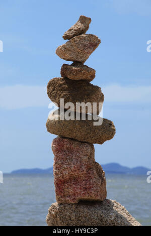 Ausgewogene Steinen in Thailand Strand Stockfoto