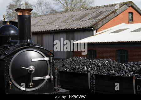 Dampf Lok Earl steht neben der Kohle-Store an der Welshpool and Llanfair Light Railway Stockfoto