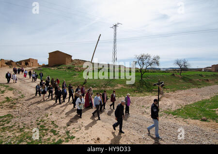 Menschen Sie Kreuzung San Juan Lorenzo Schlucht während Karfreitag Via Crucis in Cetina, Zaragoza. Stockfoto