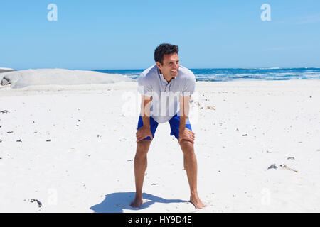 In voller Länge Portrait von ein Mann mittleren Alters in Shorts am Strand stehen Stockfoto