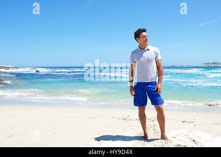 Porträt von einem Fit Mann mittleren Alters stehen barfuß am Strand Stockfoto