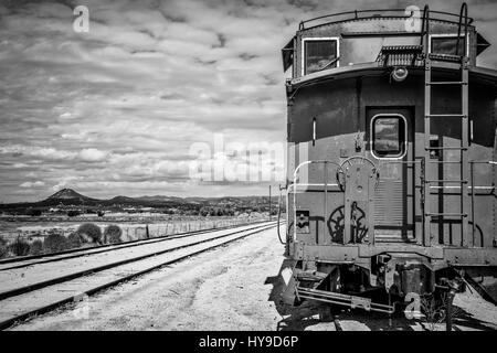 Die Rückseite von einem Dienstwagen sitzt auf einem Südbahn California. Stockfoto