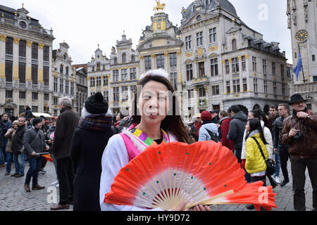 Teilnehmer der bunte Präsentation organisiert durch die chinesische Botschaft in Belgien und Brüssel Stadtregierung auf Samstag, 6. Februar 2016, während ce Stockfoto