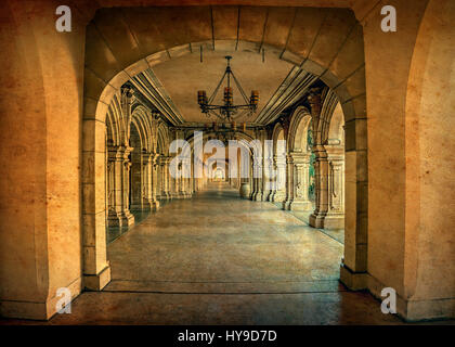 Die spanische Architektur des Korridors im Balboa Park in San Diego, CA Stockfoto