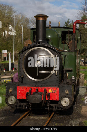 Welshpool und Llanfair Light Railway Dampflok Gräfin nimmt Wasser auf Welshpool Raven Square Station. Stockfoto