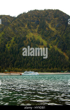 Eine kleine Wale beobachten Kreuzfahrt geliefert auf Fox Island in der Nähe von Seward, Alaska angedockt. Stockfoto