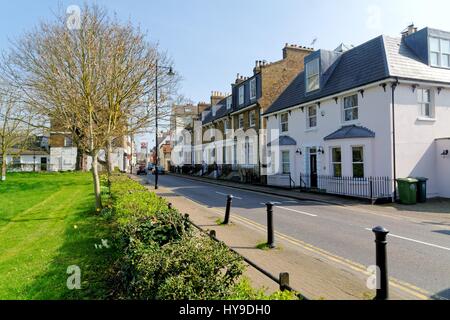 Häuser am unteren Themse Straße Sunbury auf Themse Surrey UK Stockfoto