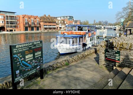Riverside in Windsor Berkshire UK mit Vergnügen Boot im Vordergrund Stockfoto