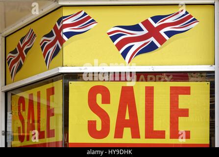 Große Verkauf Zeichen mit Illustrationen von Union Jack Flagge im Fenster der Ladengeschäft Schließung für Business in einem britischen High Street UK Stockfoto