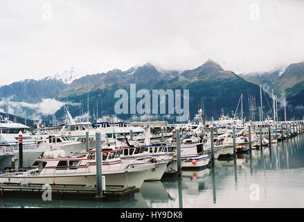 Boote mit Bergen im Hintergrund in Seward, Alaska hegte. Stockfoto