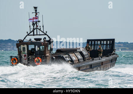 Royal Marines Mk 5 LCVP Landing Craft entfernt vom Strand in Southsea, Portsmouth, Großbritannien, am 25. Juli 2015. Stockfoto