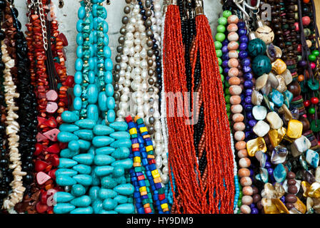 Flohmarkt - Souvenirs - Mode - Accessoire - bunte und verschiedene Stücke von Schmuck - Ketten und Armbänder - Armbänder - String Armband gewebt Stockfoto