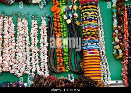 Flohmarkt - Souvenirs - Mode - Accessoire - bunte und verschiedene Stücke von Schmuck - Ketten und Armbänder - Armbänder - String Armband gewebt Stockfoto