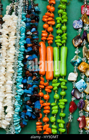 Flohmarkt - Souvenirs - Mode - Accessoire - bunte und verschiedene Stücke von Schmuck - Ketten und Armbänder - Armbänder - String Armband gewebt Stockfoto