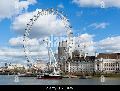 Das London Eye aus Victoria Embankment, London, England, UK Stockfoto