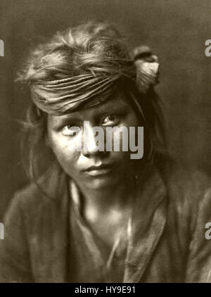 Edward S. Curtis’ Foto „People 016“ aus seiner Sammlung zeigt ein eindrucksvolles Bild des Lebens der Ureinwohner Amerikas und zeigt die Bräuche, Kleidung und Identität der Ureinwohner im frühen 20. Jahrhundert. Curtis' Werk ist ein wichtiges historisches Dokument der indianischen Kulturen. Stockfoto