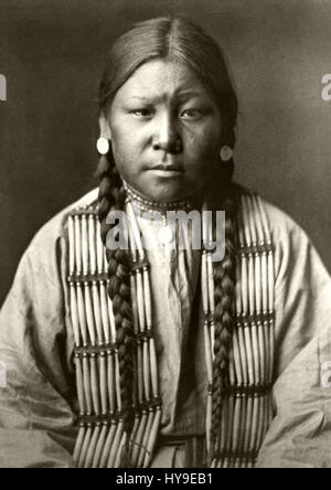 Diese Fotografie aus der Edward S. Curtis Collection mit der Aufschrift People 025 zeigt ein indianisches Individuum und veranschaulicht Curtis umfassende Dokumentation der indigenen Kulturen und Gemeinschaften im frühen 20. Jahrhundert. Stockfoto