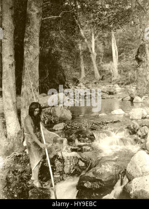 Die Edward S. Curtis Collection zeigt Fotografien von indianischen Völkern, die ihre kulturellen Traditionen, Bräuche und Lebensstile im frühen 20. Jahrhundert einfangen. Dieses spezifische Bild zeigt die Individuen und Gemeinschaften, die zum Erbe der amerikanischen Ureinwohner gehören. Stockfoto