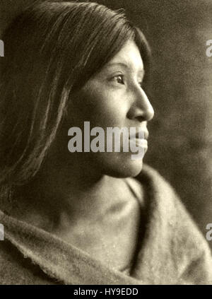 Edward S. Curtis’ People 056 ist Teil seiner monumentalen Fotoserie, die das Leben der Ureinwohner dokumentiert. Das Foto zeigt den kulturellen Reichtum und das tägliche Leben indigener Gemeinschaften während des frühen 20. Jahrhunderts. Stockfoto