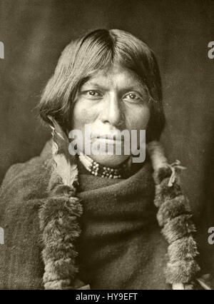 Edward S. Curtis’ Fotosammlung, darunter das Stück People 090, zeigt das Leben der amerikanischen Ureinwohner im Amerika des frühen 20. Jahrhunderts. Das Foto unterstreicht den kulturellen Reichtum und die täglichen Aktivitäten der Ureinwohner. Stockfoto