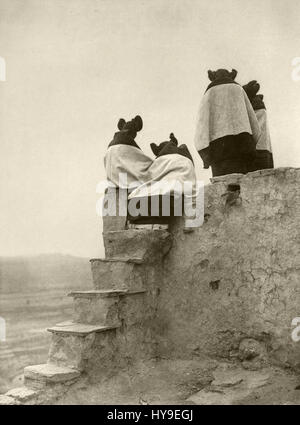 Edward S. Curtis war ein renommierter Fotograf, der für die Dokumentation des Lebens der amerikanischen Ureinwohner im frühen 20. Jahrhundert bekannt war. Seine Sammlung „People 096“ zeigt ein Porträt indianischer Individuen, die ihre kulturellen Traditionen, Kleidung und ihr Erbe einfangen. Stockfoto